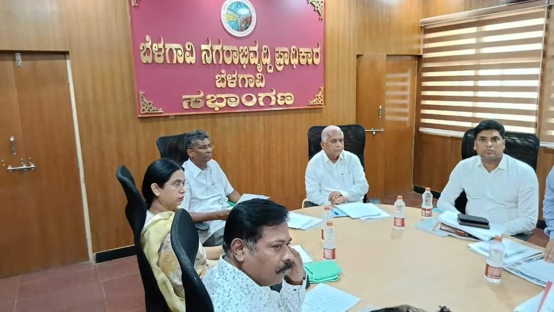 SLJarkiholi's tweet photo. ಬೆಳಗಾವಿ‌ ನಗರದ  ಬುಡಾ ಕಚೇರಿಯ ಸಭಾಂಗಣದಲ್ಲಿ‌ ಇಂದು ಜರುಗಿದ ಸಾಮಾನ್ಯ ಸಭೆ. ಈ ಸಭೆಯಲ್ಲಿ ಸಚಿವೆ ಶ್ರೀಮತಿ ಲಕ್ಷ್ಮೀ ಹೆಬ್ಬಾಳ್ಕರ್,  ಶಾಸಕರುಗಳಾದ ಶ್ರೀ ಆಸೀಫ್ ಸೇಠ್, ಶ್ರೀ ಅಭಯ ಪಾಟೀಲ, ಬುಡಾ ಅಧ್ಯಕ್ಷರಾದ ಶ್ರೀ ಲಕ್ಷ್ಮಣರಾವ್ ಚಿಂಗಳೆ ಹಾಗೂ ಅಧಿಕಾರಿಗಳು  ಉಪಸ್ಥಿತರಿದ್ದರು.
@INCIndia @INCKarnataka @kharge @RahulGandhi https://t.co/qpdWb36BRU