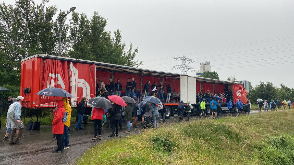 Ook in te zetten als lastminute overdekt podium😅☔️ met dank aan Bauke Rein en Domien  #Slachtemarathon 

Succes voor alle deelnemers, na regen komt altijd weer ☀️!