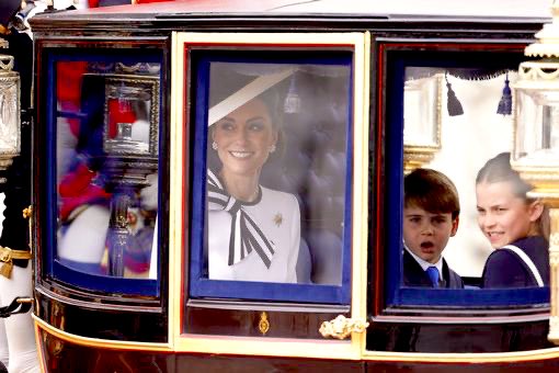 2wisewolves's tweet image. #WeLoveYouCatherine simply stunning.