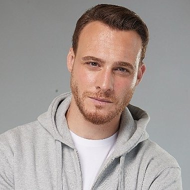 DiziciBagyan's tweet photo. Kunay Film, Melis Sezen ve Kerem Bursin'i başrolde buluşturacak 💥

Kerem Bursin, Erkan Kolçak Köstendil, Ahmet Mümtaz Taylan ve Güven Kıraç gibi başarılı birçok isim ile anlaşan Kunay Film, güzel oyuncu Melis Sezen ile de el sıkıştı.Rusya’da gişe rekorları kıran 'Son of a Rich' in Türkiye uyarlaması Kunay Film yapımcılığında Türkiye’de çekilecek.