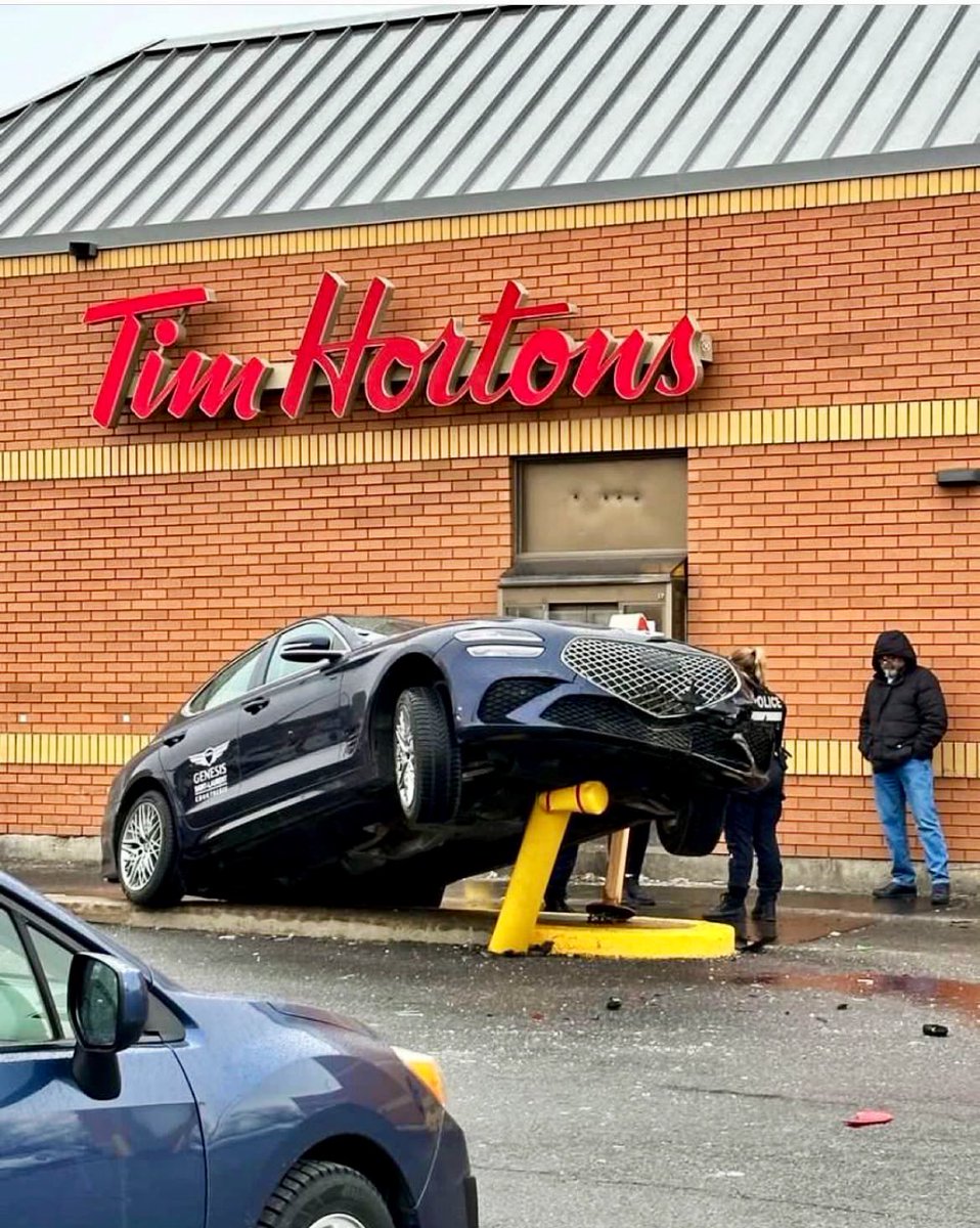WorldBollard's tweet photo. Went out for a burger, came home with a bollard.
#WorldBollardAssociation 🍔 
📸@gladstoned420 https://t.co/0Dms8hbsXd