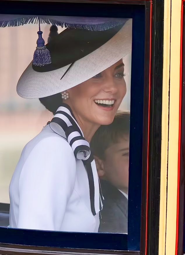 jasminepeshi's tweet image. Your Highness I’ve missed you 😭😭🥰🥹 #PrincessofWales #troopingthecolor