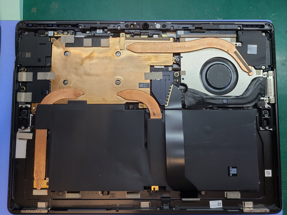 smartmax_repair's tweet image. #Surface #Pro9
ディスプレイ割れ交換修理のご依頼です！いつも当店をご利用頂き誠にありがとうございます🙇🙇‍♀️
正面左側より落下させてしまい、フレームの歪みと液晶割れが確認出来ました😵💦
分解後、フレームを矯正して、新品ディスプレイを載せて無事に修理完了致しました✨
#タブレットまっくす