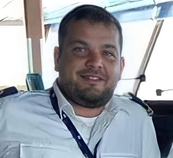 pierpi13's tweet photo. Si chiama Gaetano Giorgianni, 36 anni, messinese, primo ufficiale dell’Euroferry Olympia andata a fuoco mentre faceva rotta verso Brindisi pochi giorni fa. E ha fatto qualcosa di incredibile.
È stato lui, nel cuore della notte, il primo a dare l’allarme dopo l’incendio.
Lui che, in mezzo al fuoco, con temperature estreme, camminando a carponi per via delle scarpe che si incollavano al pavimento, vomitando a ripetizione, si è fatto, una dopo l’altra, tutte le cabine per avvisare i passeggeri bloccati, a rischio della sua vita, accompagnandoli in salvo alle scialuppe.
Non si contano neanche le vite che è riuscito a salvare con la sua prontezza e quel coraggio enorme per cui nessuno ti prepara.
Insieme al capitano, Giorgianni è stato l’ultimo ad abbandonare la nave in fiamme, mentre in tanti lo abbracciavano per ringraziarlo.
Un esempio dell’Italia migliore.