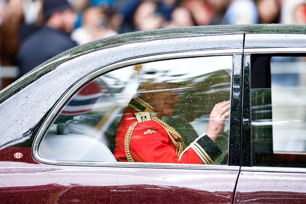 MeghansTowel's tweet image. #HisMagestyKingCharlesIII waves as he arrives at the Palace before the parade. #TroopingTheColour #TroopingTheColor #GodSaveTheKing #HappyBirthdayKingCharlesIII