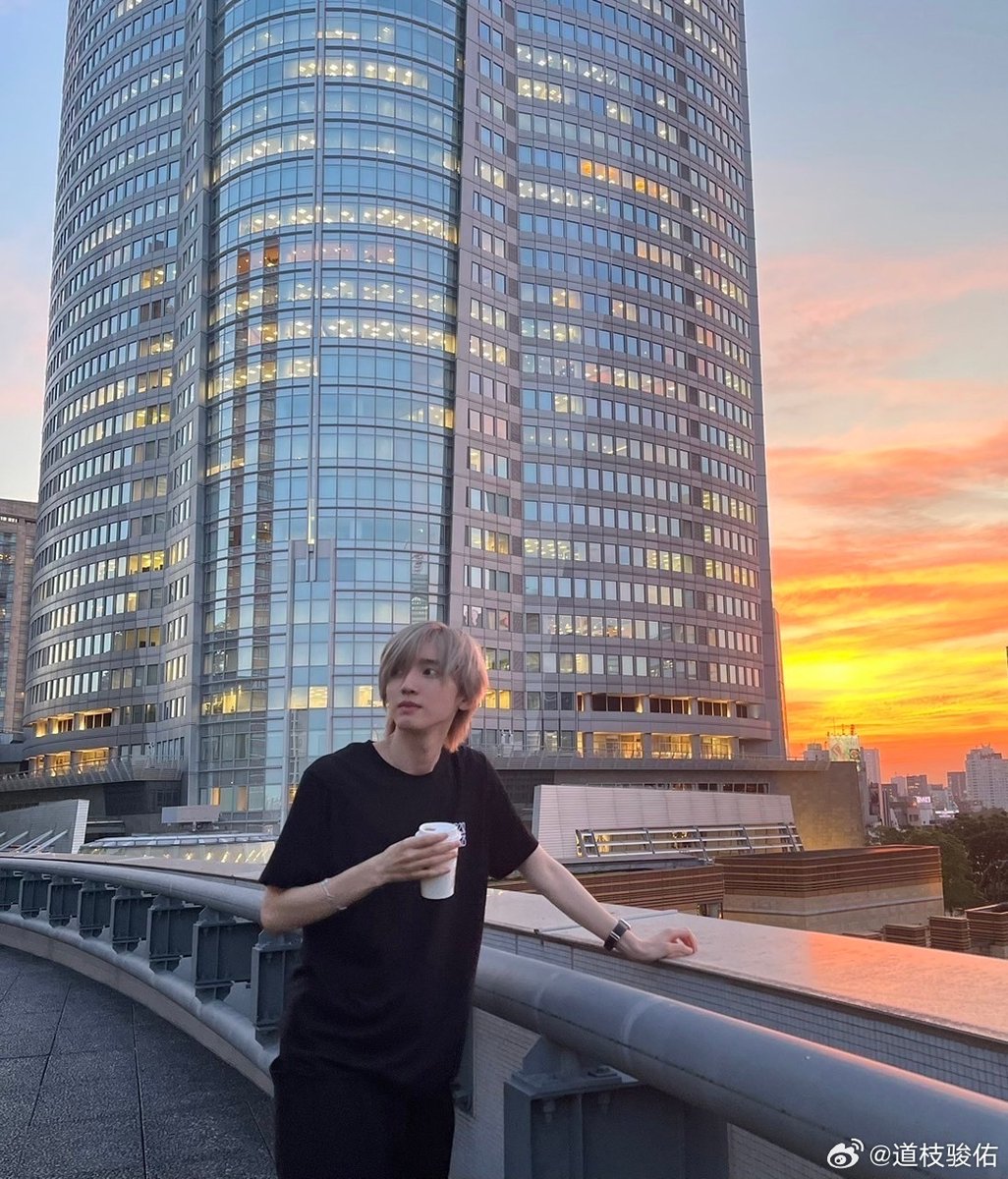 mitchy__728's tweet photo. 夕日より道枝くんの方が綺麗☕🌇

#道枝駿佑 https://t.co/NxUBUby9oY