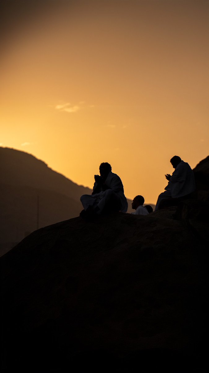 In peace and security

Hujjaj spend their day in Arafat