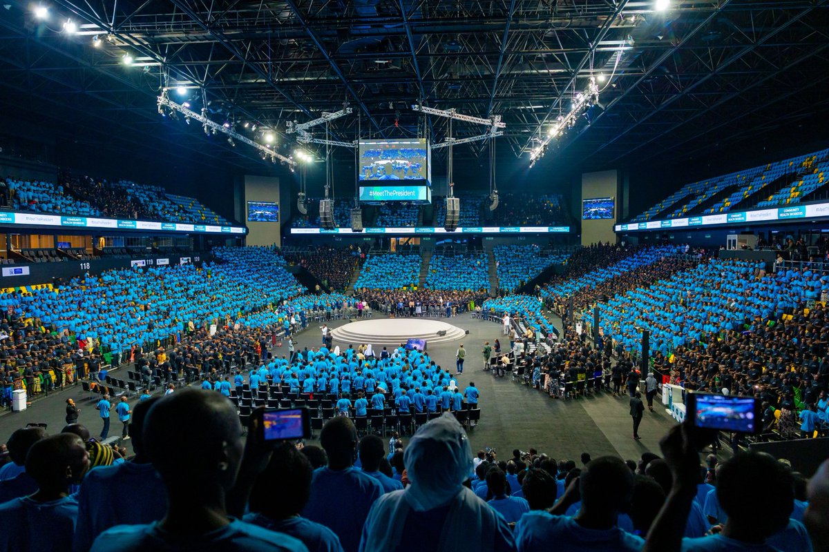 BahoNtaganira's tweet image. "Ntimukihebe, haba abakuze, abo mungana, cg se n'abanduta, iteka igihe uriho ufite ubuzima, uba ufite ubushobozi bwo kwiga, ugatera imbere. Nicyo duharanira, niyo politike y'Igihugu cyacu." President Paul Kagame

#MeetThePresident