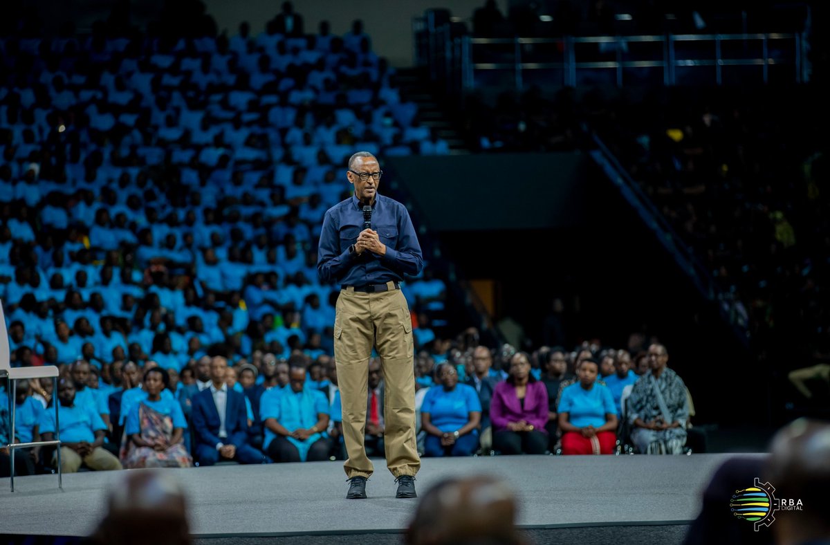 BahoNtaganira's tweet image. "Turashaka gutera imbere mu bundi buryo bugezweho, tugakoresha ikoranabuhanga, kujya kwa muganga ntibibe nko kujya mu bapfumu." ~ H.E Paul KAGAME

#MeetThePresident