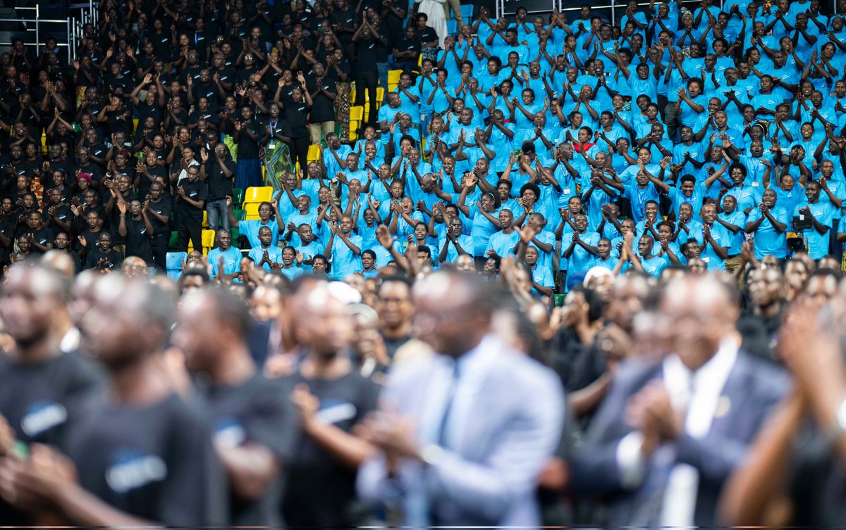 BahoNtaganira's tweet image. "Turashaka gutera imbere mu bundi buryo bugezweho, tugakoresha ikoranabuhanga, kujya kwa muganga ntibibe nko kujya mu bapfumu." ~ H.E Paul KAGAME

#MeetThePresident