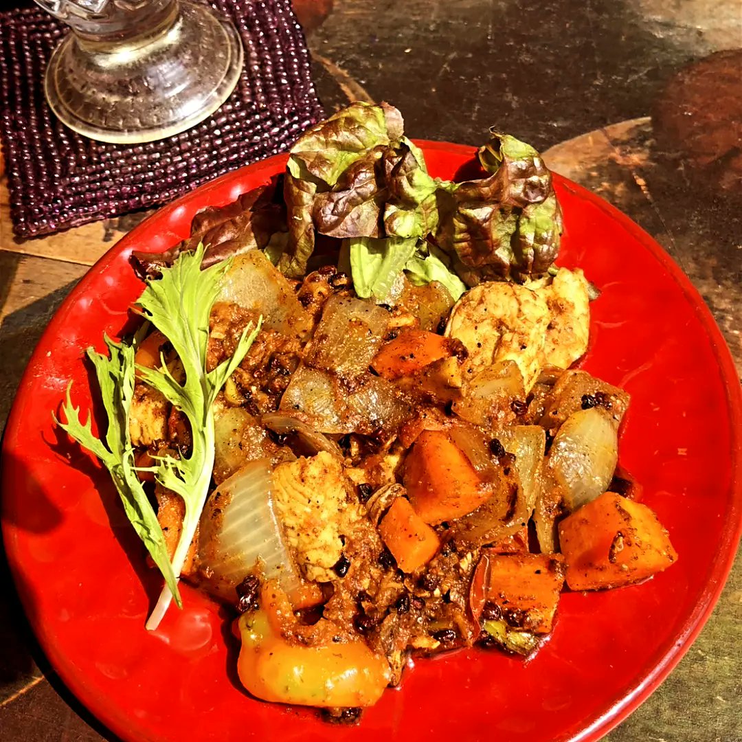 chandrasula's tweet photo. 夜の部 17:30〜
これがあーなってこう
チョイラ 解毒スパイスメティとチキン野菜炒め
スパイスってたいがい コップいっぱい食べると死ぬみたいなことかいてある
それを ほんの少し ほかとブレンドして頂くと
毒が薬に。
あれまー
#machoda #個人店 #薬膳 #居酒屋 https://t.co/O3vqDL3djR