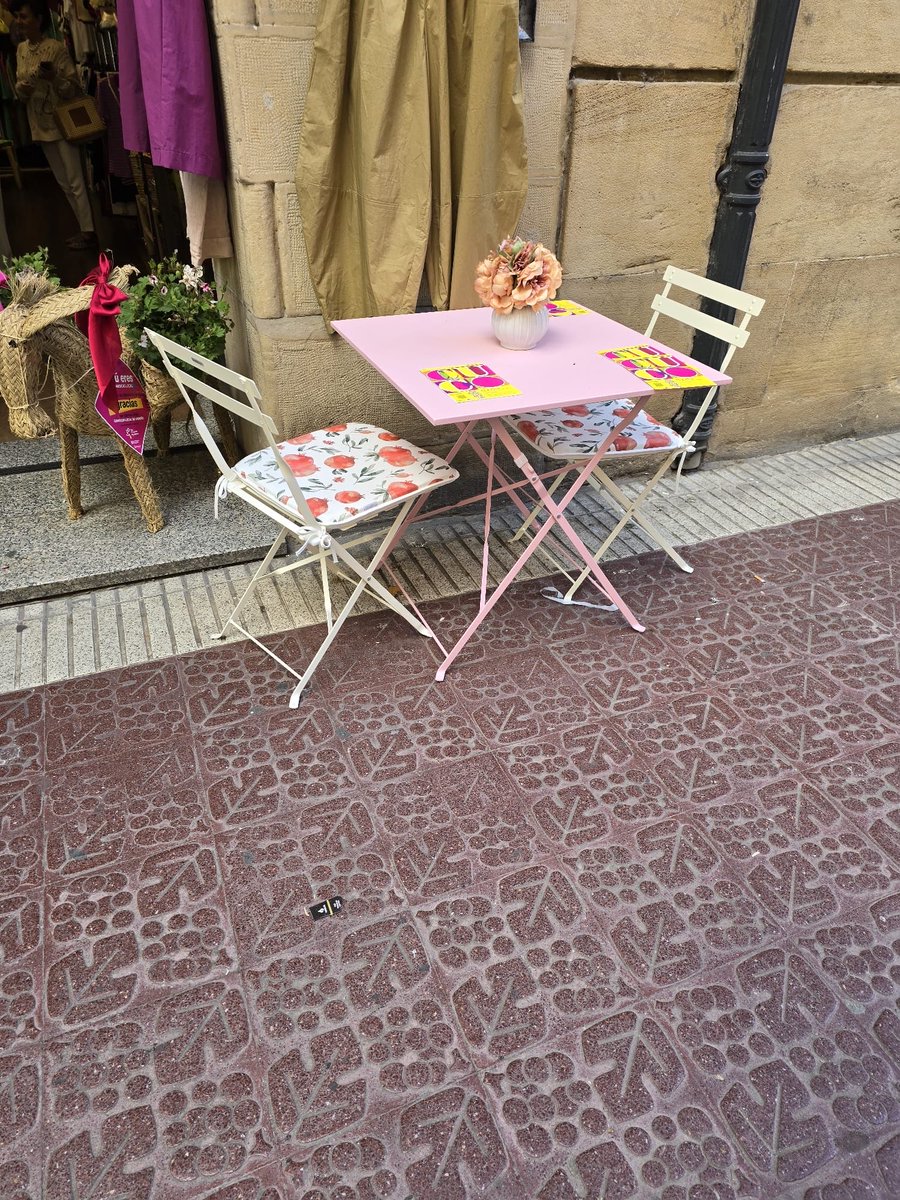 conrado_escobar's tweet photo. El comercio logroñés toma la calle. Luce espléndido. Una gran iniciativa CUCO. Bien por ⁦@AytoLogrono⁩ y ⁦@CamaraRioja⁩ . A pasear,a logroñear y a comprar! https://t.co/BE96HVvCBc