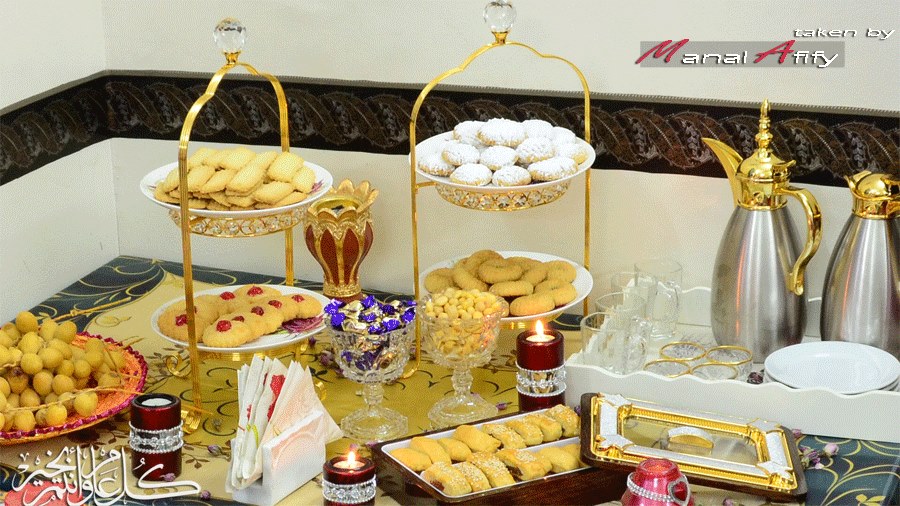 الجميع يعرف بأن الراتب لم يتم تقديمه لذلك العاقل من لا يرهق نفسه مادياً ويبتعد عن المظاهر ويكتفي باللحم والحلوى والقهوة.

فالعيد ما هو إلا شعائر دينية وصلة رحم وليس حلبة منافسة من يشتري أكثر ومن يكون أفضل من الآخر في سفرة العيد.