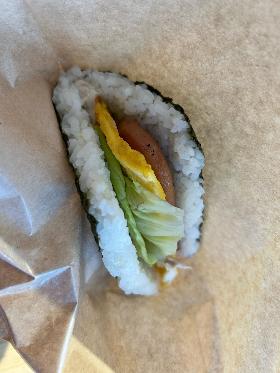 SShurijo's tweet photo. 本日、6月18日は #おにぎりの日 🍙

首里城公園の��ぐ近くにある、おにぎりカフェ 「おにぎり処首里 #ななむすび 」を紹介します🙋‍♀️

ポークたまごおにぎりをはじめ、メニューが豊富で、なんと白米と玄米が選べちゃいます✨

今回はツナマヨおにポーを食べたので写真を置いておきますね🍙 https://t.co/8L0gqUEhmA