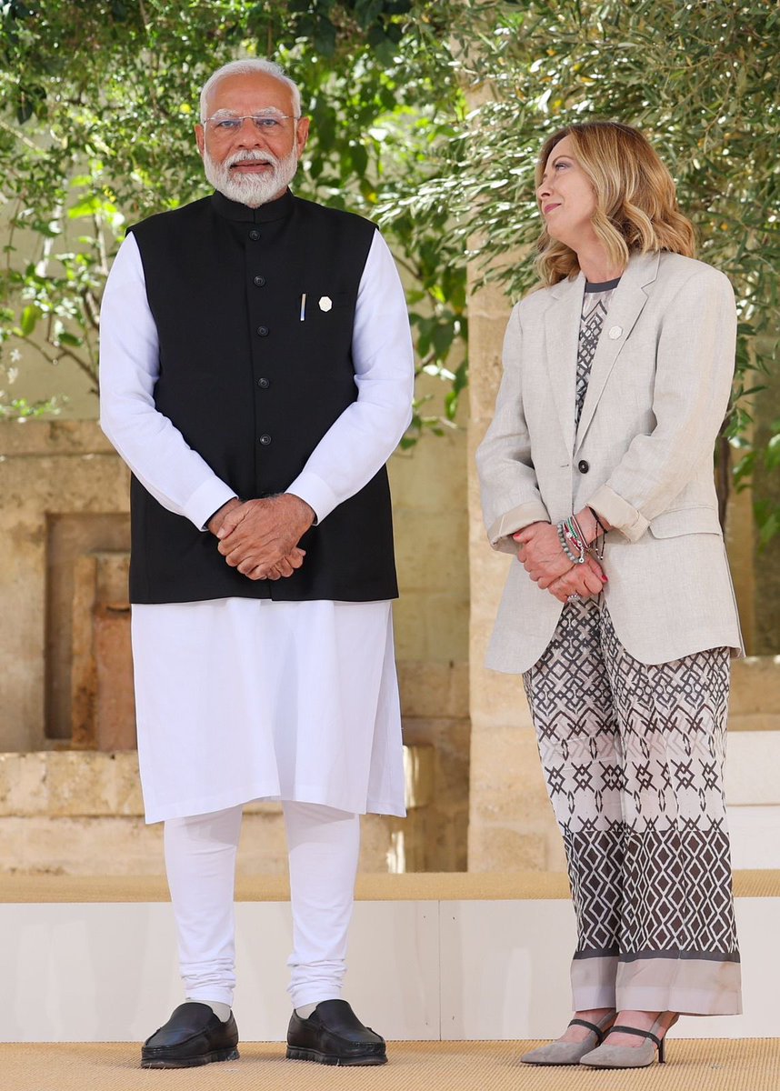 sumankavindr's tweet image. तेरे चेहरे से नजर नहीं हटती
नजारे हम क्या देखें 😁
😁😁
#Melodi
#modipower