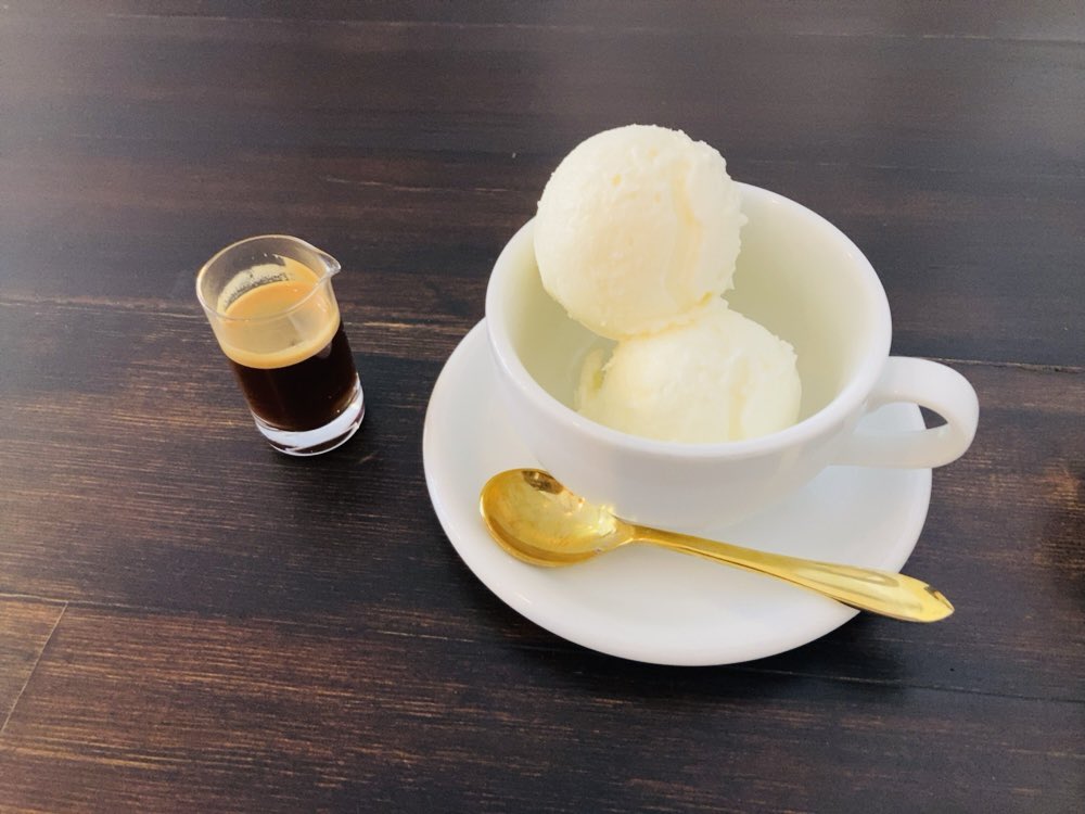 wJzmnR563kEwE2r's tweet photo. MÖWE COFFEE ROASTERSでアフォガードを。 https://t.co/opWFGtk0Mr