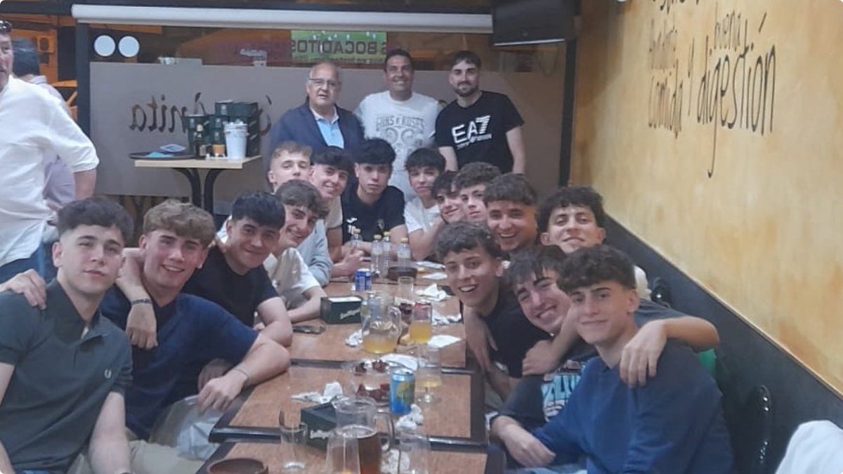 Cena fin de temporada del Juvenil A, llegan las vacaciones, descansar, cargar pilas y el año q viene a seguir dando guerra.