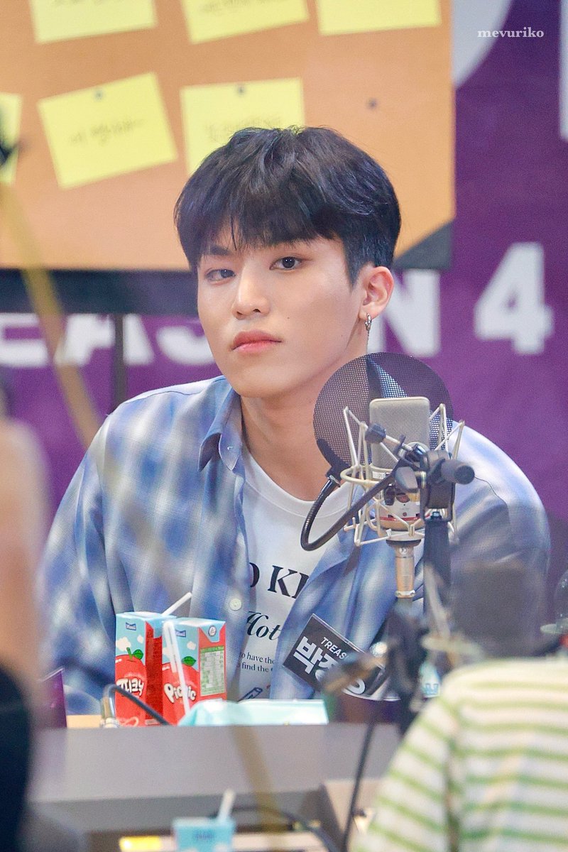 two apple juice in front of jeongwoo 🧃🧃 ㅋㅋㅋㅋㅋ