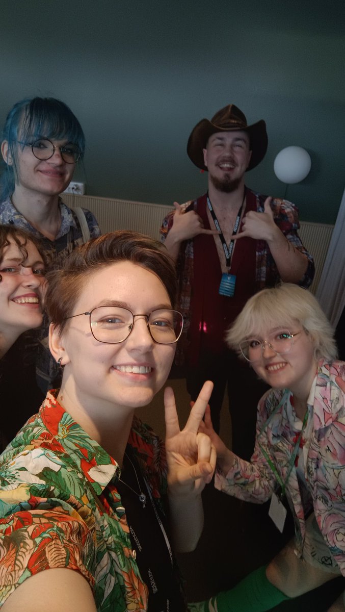 nokkosnukka's tweet photo. Eilinen lounge oli huikee!! Kiitos kaikille yleisössä, ja kiitos muille esiintyjille upeista esityksistä! Jäi mahtava fiilis <3 #desucon #desucon2024 https://t.co/oE5Fsj1iWg