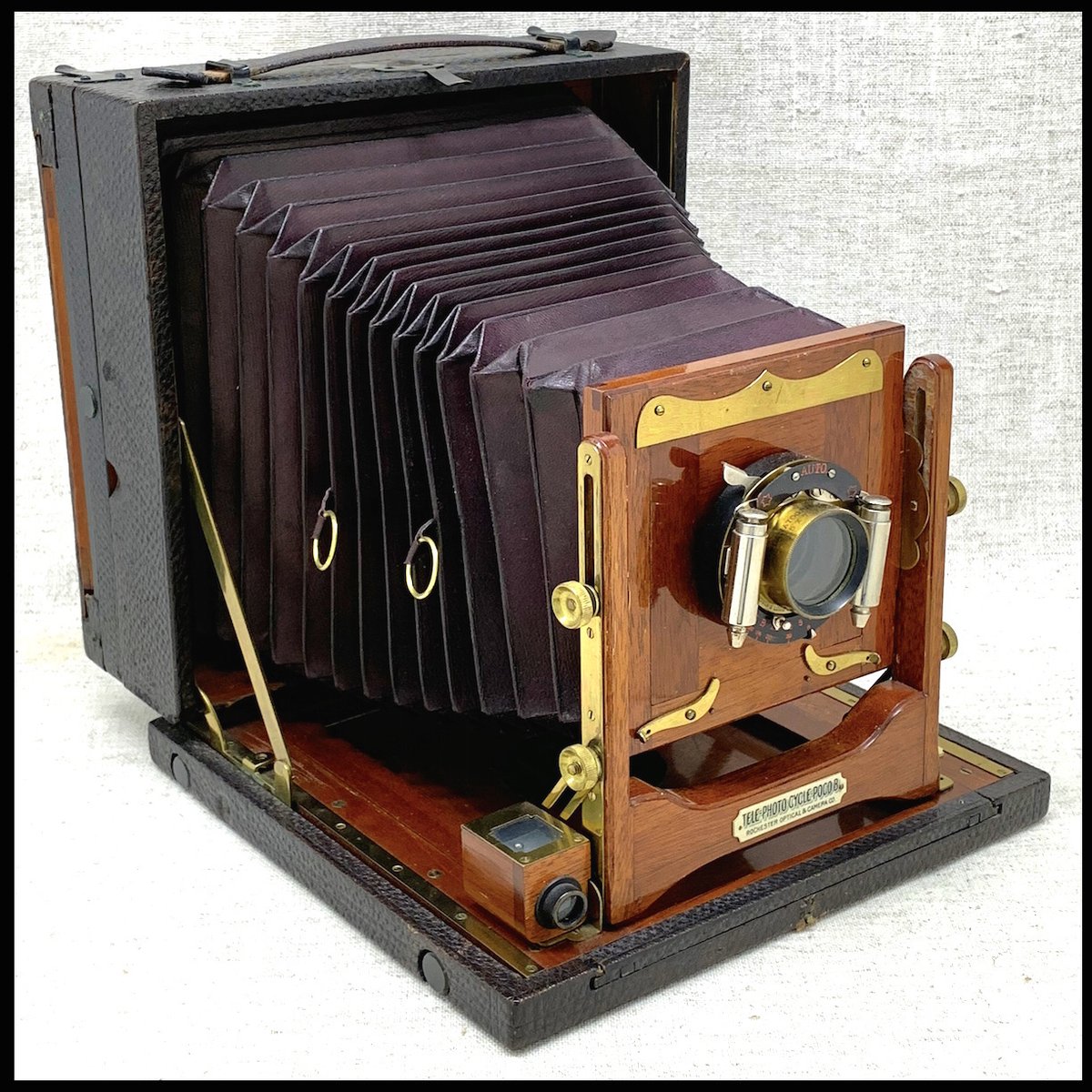 sab1035's tweet photo. Pernahkah Anda melihat kamera seindah ini? Ini adalah Telephoto Cycle Poco B, sebuah mahakarya dari Rochester Optical and Camera Company, dibuat sekitar tahun 1899. Kamera kayu dan kuningan khas Amerika abad ke-19 ini mampu menghasilkan foto berukuran 5x7 inci pada pelat kaca atau film lembaran.