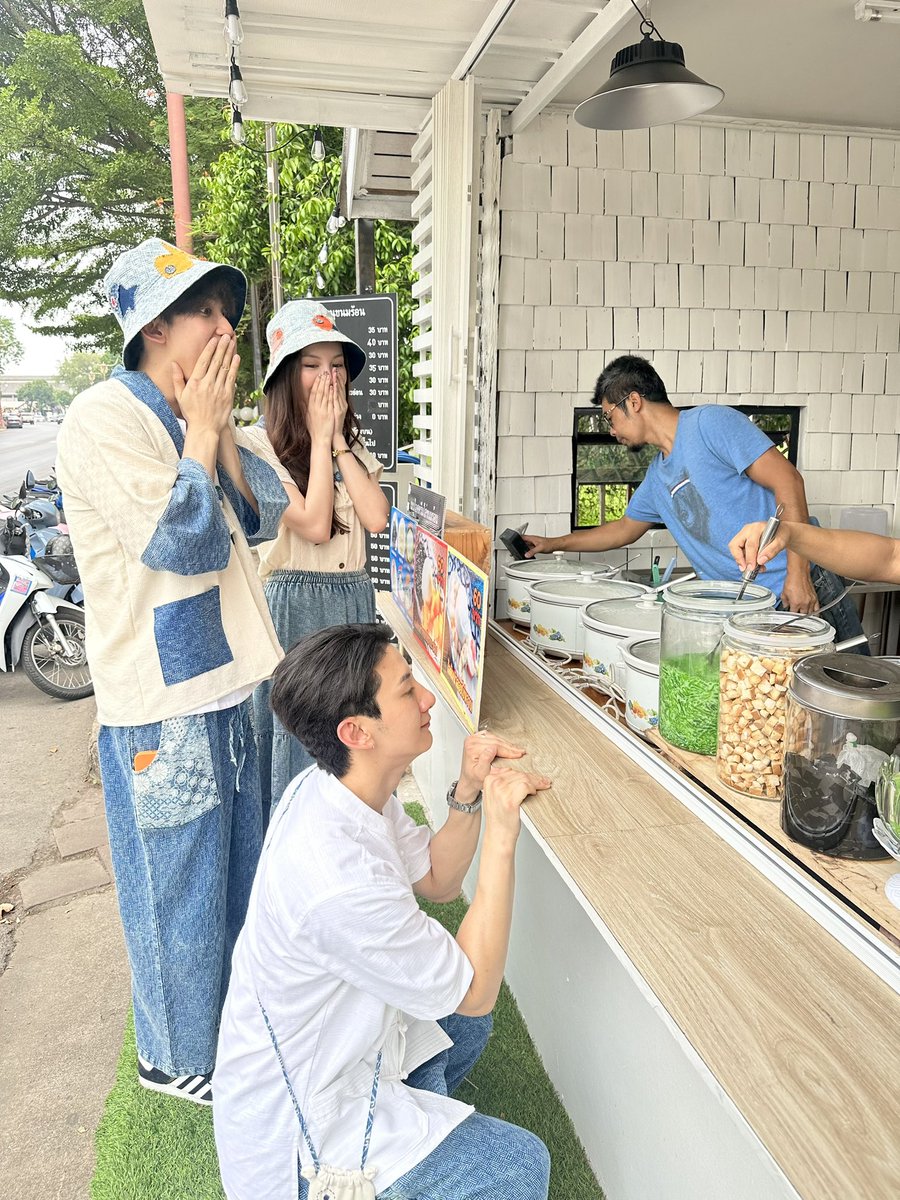 Sixsuperstars's tweet photo. ท็อปแท็ป @Toptap_jirakit พาไปกินไอติม + น้ำแข็งใส เจ้าโปรดในจังหวัดน่าน อร่อยมากกกก โดยเฉพาะมากินตอนร้อนๆแบบนี้ชื่นใจสุดๆ แล้วดูสองแม่ลูกผูกจิตติ์ @MookWorranit @firstfh5 เหมือนฝาแฝดมากๆ #TGIF_EP6
#MookWorranit
#First_Chalongrat
#Toptap_Jirakit https://t.co/rkRHEmZC3u