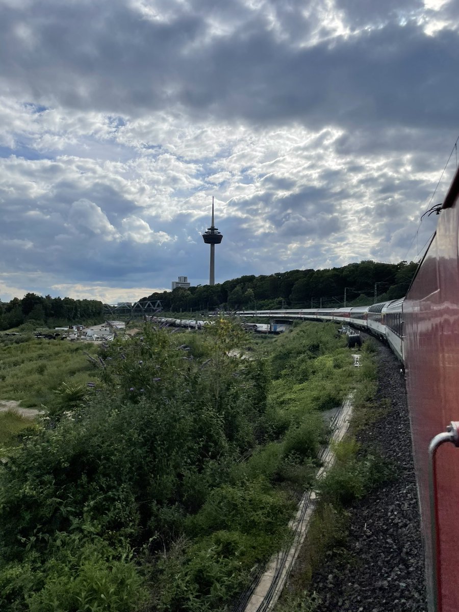 #Bogentweet Mach’s gut SBB EuroCity mit Apm61Pano 🥺🥺

War schon immer was besonderes der Panoramawagen. 
Wer nochmal damit fahren möchte sollte sich sputen, ab der Riedbahn Sperre fahren die SBB ECs nicht mehr und wenn sie wieder kommen ist der Pano raus.