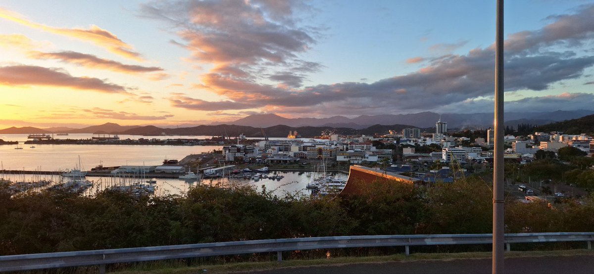 Julienlagom53's tweet image. Coucher de soleil post boulot (et pré couvre feu) depuis les hauteurs de #Nouméa 
VisMaVie en #NouvelleCalédonie