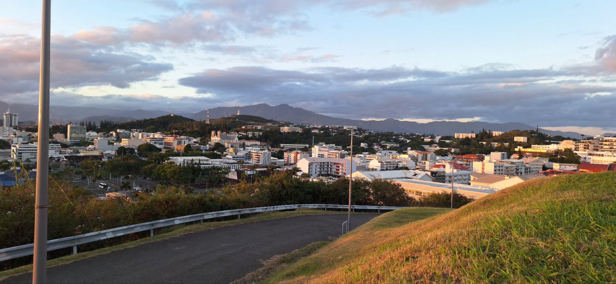 Julienlagom53's tweet image. Coucher de soleil post boulot (et pré couvre feu) depuis les hauteurs de #Nouméa 
VisMaVie en #NouvelleCalédonie