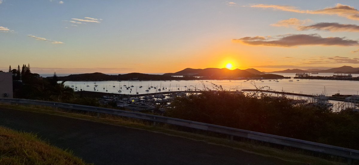 Julienlagom53's tweet image. Coucher de soleil post boulot (et pré couvre feu) depuis les hauteurs de #Nouméa 
VisMaVie en #NouvelleCalédonie