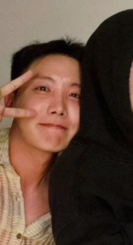 hobibaselined's tweet photo. 술..ㅋ 또 목까지 물들었네 🫠
병장이래도 fm대로 짧게 계속 자르나부다🥹 https://t.co/fGosQ8AMLv