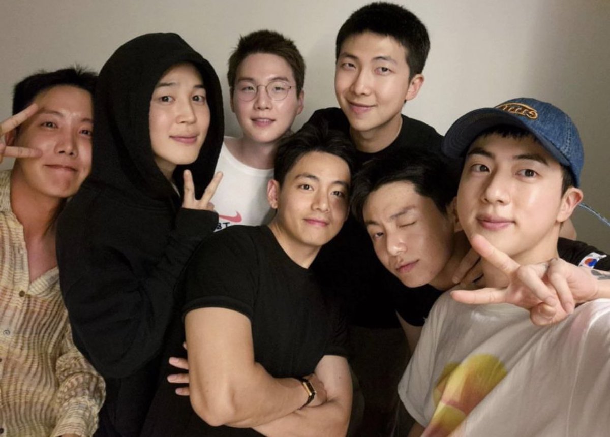 kimgayism's tweet image. i cry over men if it's bts