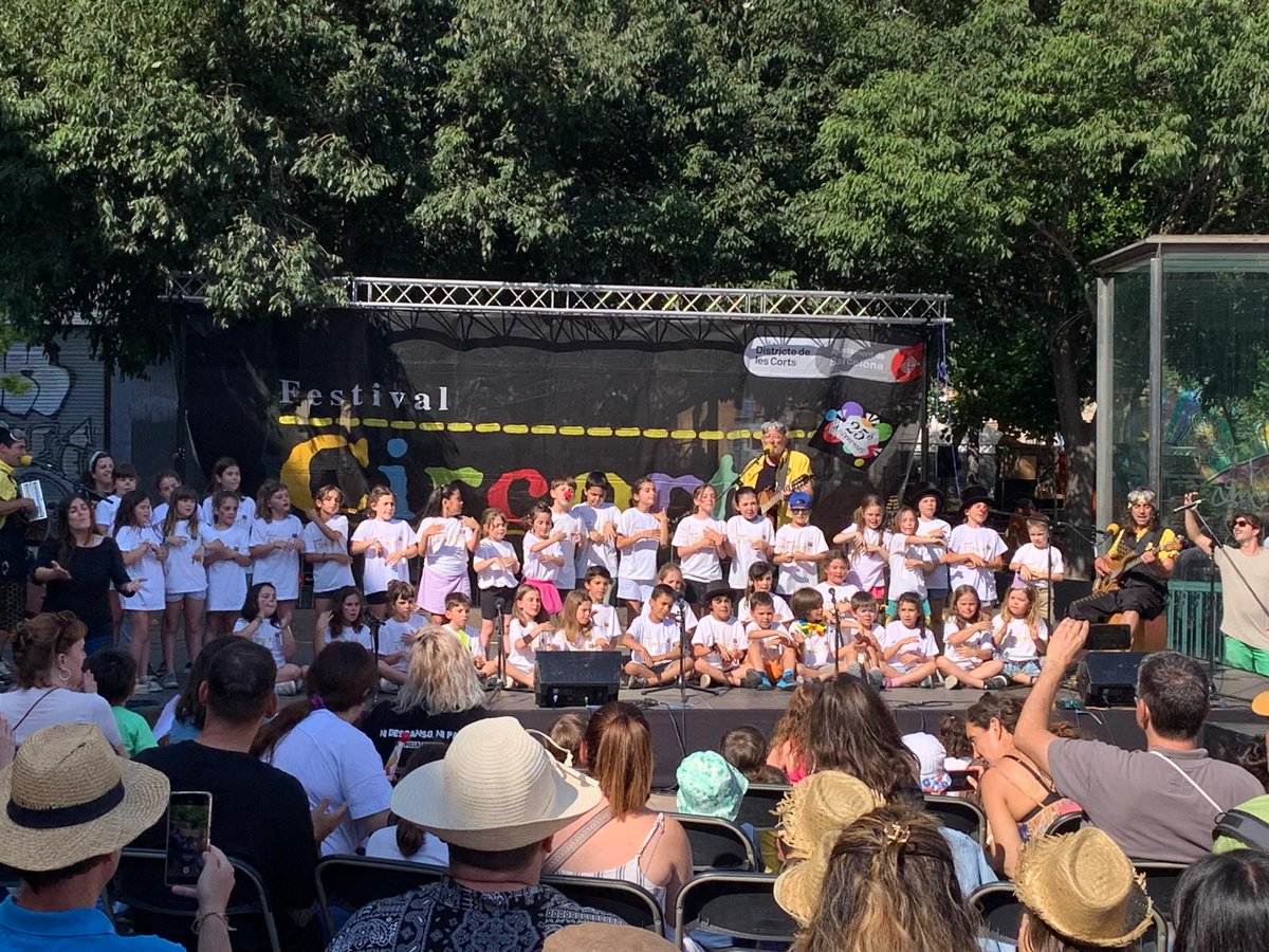 Escola_Lavinia's tweet photo. Al #circorts tot hi cap! @trescaiverdesca @BCN_LesCorts https://t.co/CIKHjZnKPw