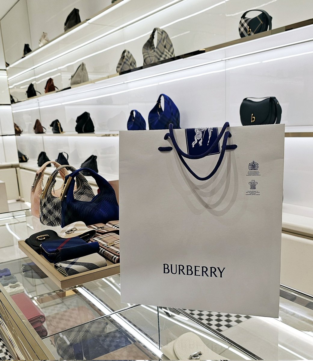 nooairka's tweet image. อุดหนุน GBA Burberry​ ที่มีรูปหน้าช้อปทั้งที่ไทย ฮ่องกง เกาหลี SA น่ารักมากรู้ว่าซื้อของขวํญวันเกิดเลยห่อของขวัญมาให้...จะเดินกลับไปซื้ออีกใบเพราะห่อมาให้นี่อะ
Bright Vachirawit
#BurberryxBright
#Burberry
#bbrightvc
@bbrightvc