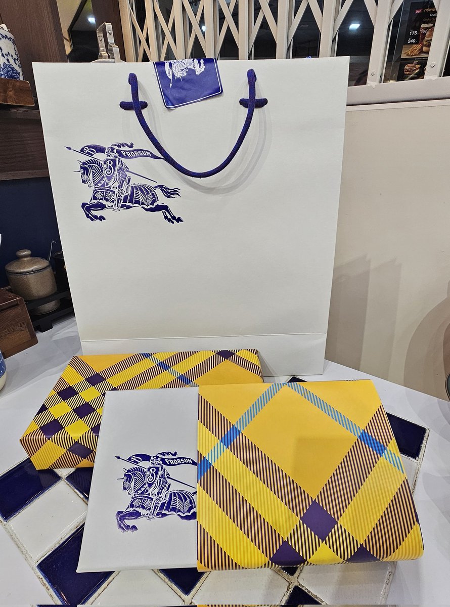 nooairka's tweet image. อุดหนุน GBA Burberry​ ที่มีรูปหน้าช้อปทั้งที่ไทย ฮ่องกง เกาหลี SA น่ารักมากรู้ว่าซื้อของขวํญวันเกิดเลยห่อของขวัญมาให้...จะเดินกลับไปซื้ออีกใบเพราะห่อมาให้นี่อะ
Bright Vachirawit
#BurberryxBright
#Burberry
#bbrightvc
@bbrightvc