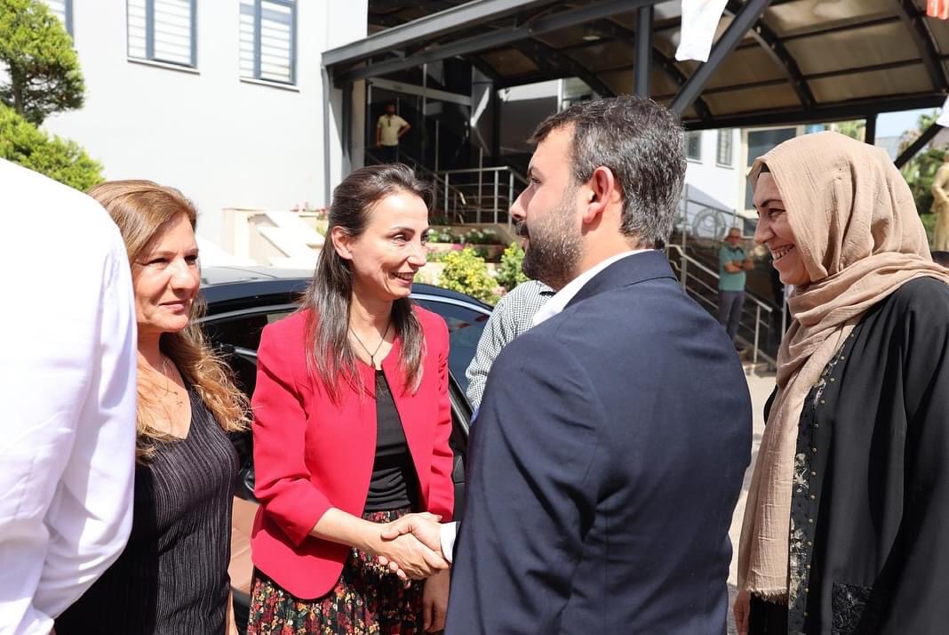 Eş genel başkanımız sayin Tülay hatimoğlu  İzmir millet vekilimiz ibrahim akın  Mersin millet vekillerimiz perihan koca ve Ali bozan la Akdeniz belediye eş başkanlarımızı belediyede ziyaret ettik .