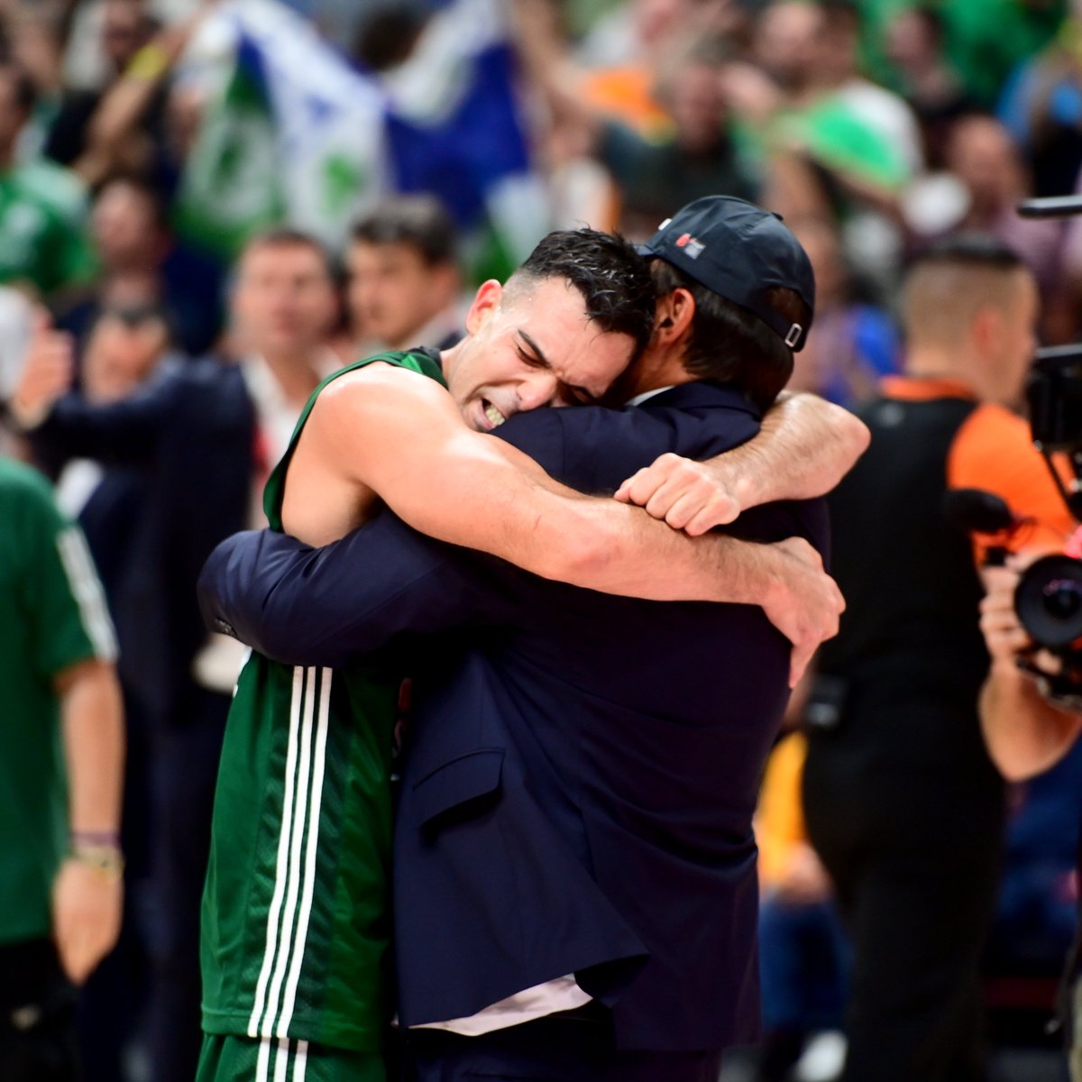 Kostas Sloukas, Ergin Ataman'a övgüler yağdırdı:

"Bu yıl Panathinaikos için en başarılı sezonlardan biri oldu. Tabii ki bunun büyük bir kısmı koç Ergin Ataman’ın gelişi sayesinde. Koçta kazanma mantalitesi var, olumlu bakış açısı var, hırslı ve neler başardığını