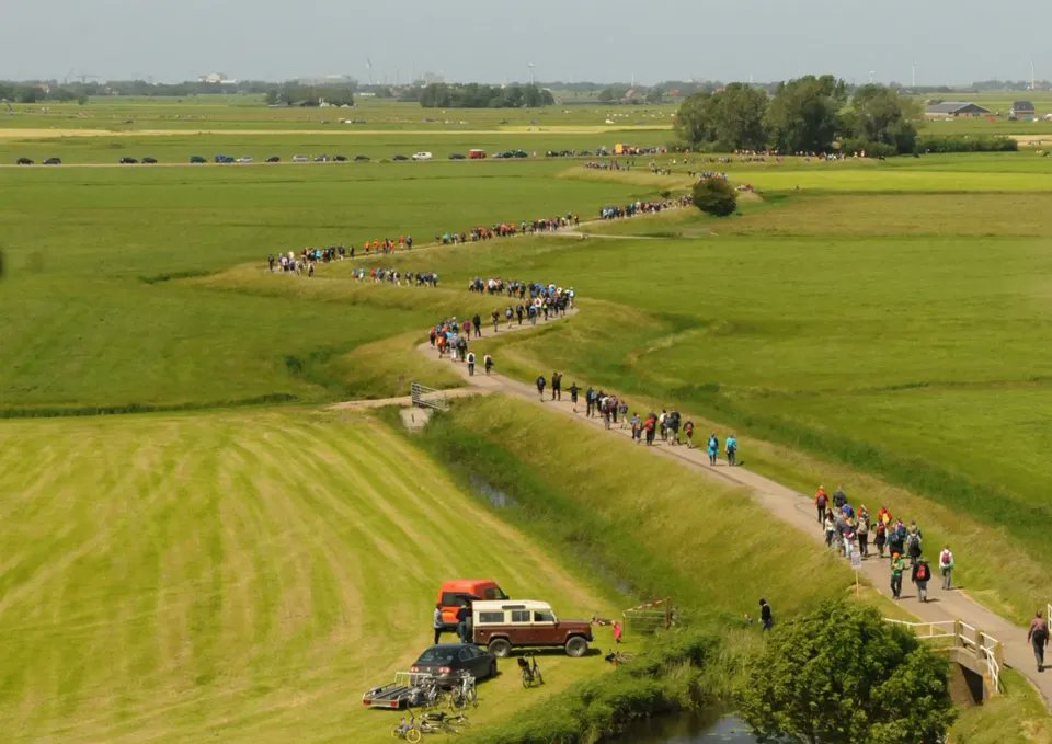 WEEKEND! 
En, waar lopen ze zoal? In Elst (5 km), Maarn (10 - 15 - 21 km), Oosterbierum * (21 en 42 km) en Zandvoort (1/4 Triatlon zonder zwemmen). 
Succes allen, daar en elders! 
"Life is complicated. Running is simple. Is it any wonder that people   like to run?" [Kevin Nelson]