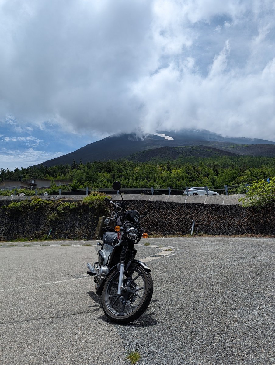 nyan2999's tweet photo. 125cc以下のバイク乗りにとってはめちゃくちゃ嬉しい料金設定の富士スバルラインさん。曇っていたので登るにつれてどんどん気温が下がっていって5合目に着く前に死ぬかと思いました。上は外国の方だらけでした。 https://t.co/wwkCoLfuO6