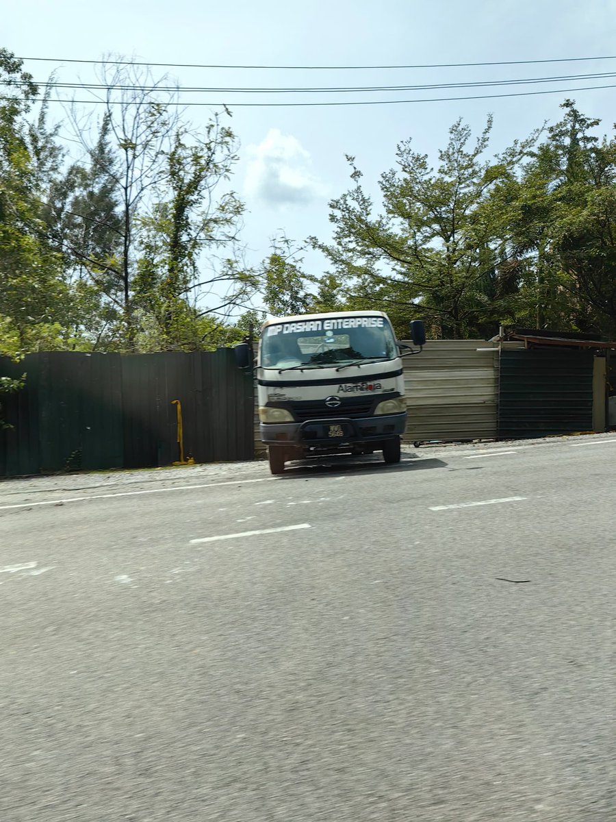 absab25's tweet photo. Mhn pihak Alam Flora @alamfloramynew @alamflorasdnbhd myemak kenderaan ini (ada nama Alam Flora) telah mceroboh masuk tanah milik persendirian 
dan buang sampah haram.
Sebelum ini byk kali blaku kbakaran haram dlokasi ini (sertakn kebakaran haram sebelum ini).
Sk: @mp_ampangjaya https://t.co/h5zMTqiH00