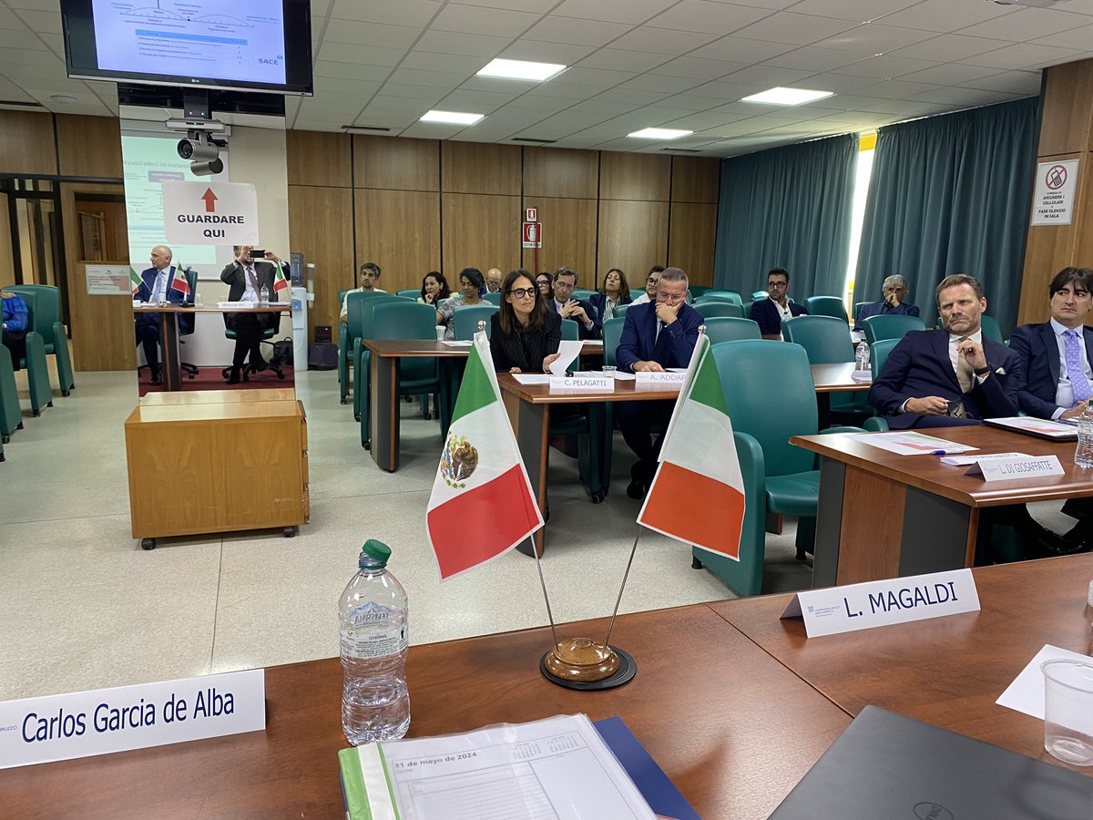 cgarciadealba's tweet photo. En nueva visita @Regione_Abruzzo participé encuentro negocios coorganizado @CaMexItal @letimagaldi y @ConfAbruzzoMA Constato creciente interés empresarios #ITALIA por intercambiar mercancias&amp;servicios e invertir #MEXICO. @EmbaMexIta y @ConsulMexMIL en activa promoción. @SRE_mx https://t.co/SQoifS94Dy