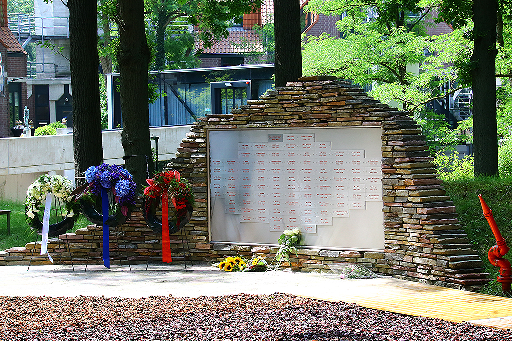 Vandaag staan wij stil bij de moed en daadkracht van de brandweermannen en -vrouwen die omgekomen zijn bij het uitoefenen van hun vak. Wij wensen alle naasten heel veel sterkte op deze dag.  🖤❤️🖤