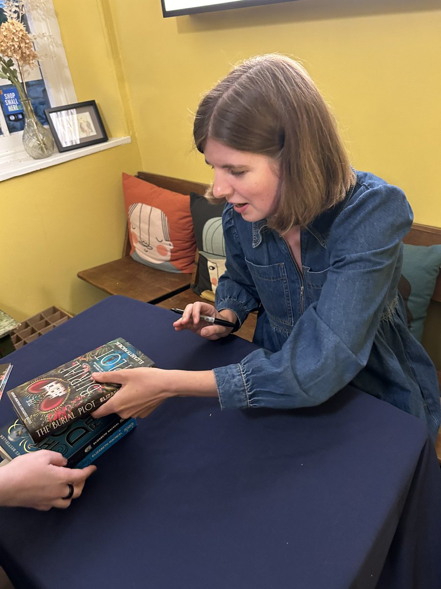 jan_is_reading's tweet photo. A lovely Thursday night at @ForumBooks with a very entertaining @esmacneal I absolutely loved Circus of Wonders and I’m looking forward to reading the beautiful new indie version of #TheBurialPlot
Good to meet you Elizabeth 😁 https://t.co/EeaoVr5Ssy