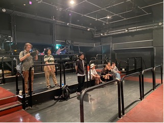 SHIN_ON_GAK's tweet photo. コドモ・スパンクハッピーの、鬼のsaeko先生（ウソです。優しいです）による反復練習を見守る人々。手前からOGAWA、satō、花守コウ（新音楽制作工房）、代表、ヘア＆メイクの門倉さん、そしてコドモちゃんのママたち。です！ https://t.co/9I03n9MS9T
