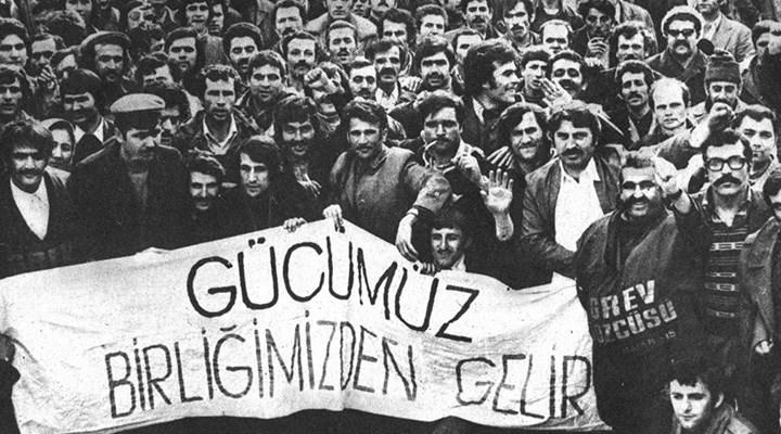 emekpartisi's tweet photo. 15-16 Haziran büyük işçi direnişinin 54. yılında mücadele devam ediyor…
 
Türkiye işçi sınıfın en büyük eylemini gerçekleştirdiği 15-16 Haziran 1970’in üzerinden tam 54 yıl geçti. 15-16 Haziran 1970 yılında kararlılıkla şalterleri indiren, üretimi durduran işçi sınıfı, sermaye sınıfı ve onların iktidarına karşı kitlesel mücadele ile, kazanım ve zafer elde ederek işyerlerine geri döndüler.
 
15-16 Haziran öncesi AP ve CHP’nin sendika seçme özgürlüğünü kısıtlayan yasasına karşı başlayan işçi eylemleri tüm sendikalardan işçilerin ortak kitlesel tepkisine neden olmuştur. DİSK’te örgütlenen işçilerin başlattığı ama giderek diğer işçileri de harekete geçiren bir direnişe dönüştü. Türk-İş bürokrasisine rağmen Türk İş, üyesi işçiler eyleme kitlesel olarak katılmış, sendika bürokrasisinin tutumunu çiğneyip geçmişlerdir.
 
On binlerce işçinin dalga dalga yayılan eylemleri, sınıfın birliğinin ve ortak mücadelesinin önündeki her türlü engelli yıkarak birliğini sağlamıştır. Yasa tasarısını iptal ettirmiştir.

Bugün de Birliğimizi sağlayalım!
 
15-16 Haziran’ın 54. Yıldönümünde tek adam, tek parti iktidarının işçi sınıfına yönelik kapsamlı ve planlı saldırıları benzer şekilde sürmektedir. 12. Kalkınma planı, Orta Vadeli Plan (OVP) ucuz emek sömürüsüne dayanan ekonomik programı olan Şimşek Programı, acı ilaç olarak işçi ve emekçilere içirilmek isteniyor. Programda dolaylı, dolaysız yeni vergiler, zamlarla birlikte işçi ve emekçiler ezilirken, sermayeye teşvikler, vergi afları getiriliyor. IMF'siz IMF programı olan Şimşek programının hedefi ucuz emeğe dayanan, düşük ücret, esnek çalışma, güvencesizliktir. Milyonlarca emeklinin yaşamını cehenneme çeviren politikalar olarak devam ettirilmek isteniyor. İşçi sınıfının kazanmış olduğu sendikal hak ve özgürlüklere dönük saldırılara yenileri ekleniyor. Milyonlarca işçi 17 bin TL ile açlık sınırının altında çalışmak zorunda kalıyor. Uzun çalışma saatleri, ağır çalışma koşulları ve alınmayan önlemler sonucunda iş cinayetleri artıyor. Bu yılın ilk beş ayında yerli-göçmen 738 işçi hayatını kaybetti. İş cinayetlerinde hayatını kaybedenler arasında çocuk işçiler var.
 
15-15 Haziran büyük işçi direnişinin 54. Yılında işçi sınıfımızın insanca yaşam, insanca çalışma ve insanca ücret için birleşmekten ve birlikte mücadele etmekten başka bir yolu yok. Temmuzda asgari ücretin artırılması, tüm ücretlerin yoksulluk sınırının üzerine çıkarılması, haftalık 35 saat çalışma ve sermayeden servet vergisinin alınması için tüm işçi ve emekçileri mücadele etmeye, geçmiş deneyimlerinden öğrenerek mücadelesini ilerletmeye çağırıyoruz.
 
Şan olsun işçi sınıfının 15-16 Haziran direnişine!

Yaşasın İş, Ekmek, Özgürlük Mücadelemiz!

Seyit Aslan (@seyitaslan1917) 
Emek Partisi Genel Başkanı