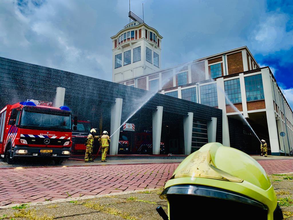 Vandaag herdenken we in heel Nederland de brandweerlieden die het ultieme offer hebben gebracht tijdens hun werk, zij die hun leven verloren zullen nooit worden vergeten! Met de waterboog op de kazernes in #Twente herdenken we hen #brandweer