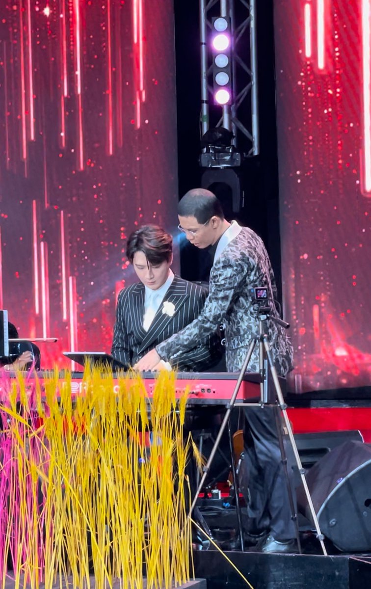 ThegoldensongTH's tweet photo. ครอบครัว The Golden Song ร่วมแสดงความยินดีกับ น้องคริสพี่สิง PERAYA PARTY BEGIN AGAIN และแขกรับเชิญชั้นครู พี่หนึ่งจักรวาล และครูกวางด้วยนะคะ สนุก อบอุ่น สุดประทับใจ

#TheGoldenSong6
#KristPerawat #SingtoPrachaya #1Jakkawal #คริสสิงโต #PerayaPartyBeginAgain https://t.co/SvmZ2b8XjQ