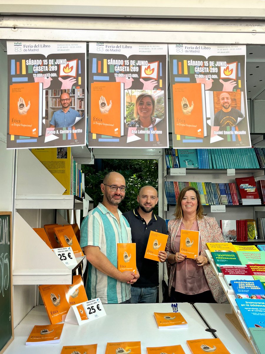 Hoy es un día especial y tenemos una foto para el recuerdo👇🏼

Nuestro colegiado Pablo A. Cantero (<a href="/pabloacg/">Pablo A. Cantero Garlito</a>) está en #FLMadrid24 firmando ejemplares del libro "Ética en Terapia Ocupacional" junto con el resto de autores, Ana Laborda y Dani Emeric (<a href="/daniemeric/">Daniel Emeric</a>).

😍
