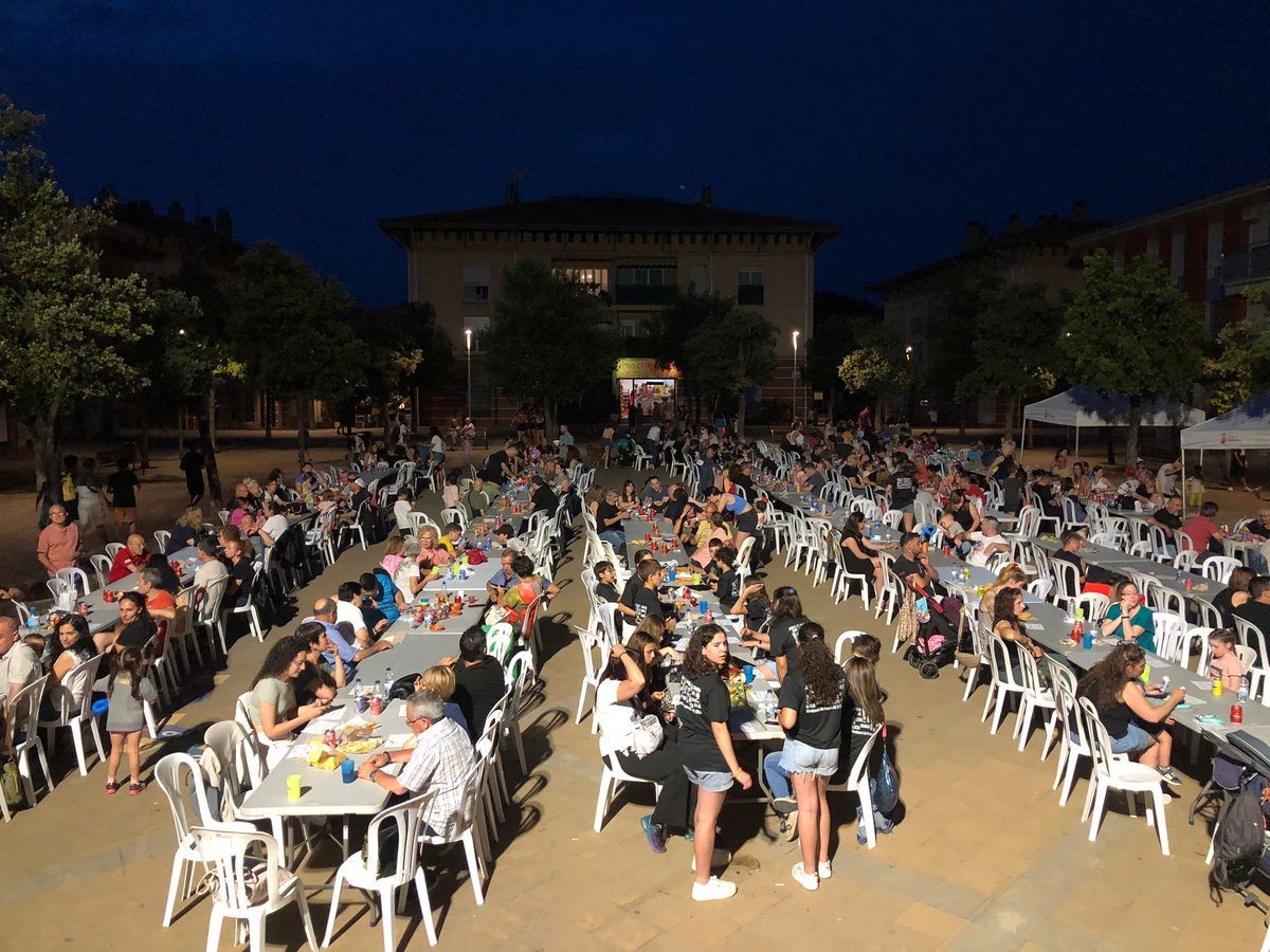 ampabalsareny's tweet photo. Gràcies a tots els que vàrem compartir la festa de final de curs! Bon estiu! https://t.co/igwcelZeBz