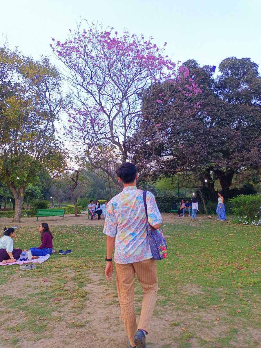 karanlicious73's tweet image. If you see someone wearing a rainbow shirt with a rainbow tote-bag at @Tinder_India Queer Fest, then that's Me.
Come say Hii, would love to meet lovely queer people
Attaching the image for reference. (P.S. don't kidnap me, I have enough sadness in life)🧿
#tinderqueermade #Pride