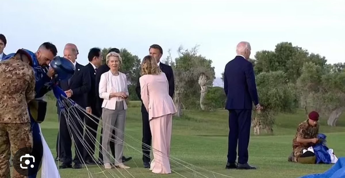 Come funziona la disinformazione.

Si è diffusa, su siti web acchiappa clic e ovviamente ripresa da alcuni giornali un po’ così, la “fotonotizia” che al G7 in Puglia il presidente USA Biden fosse disorientato e vagasse su un prato mentre gli altri leader si mettevano in posa per